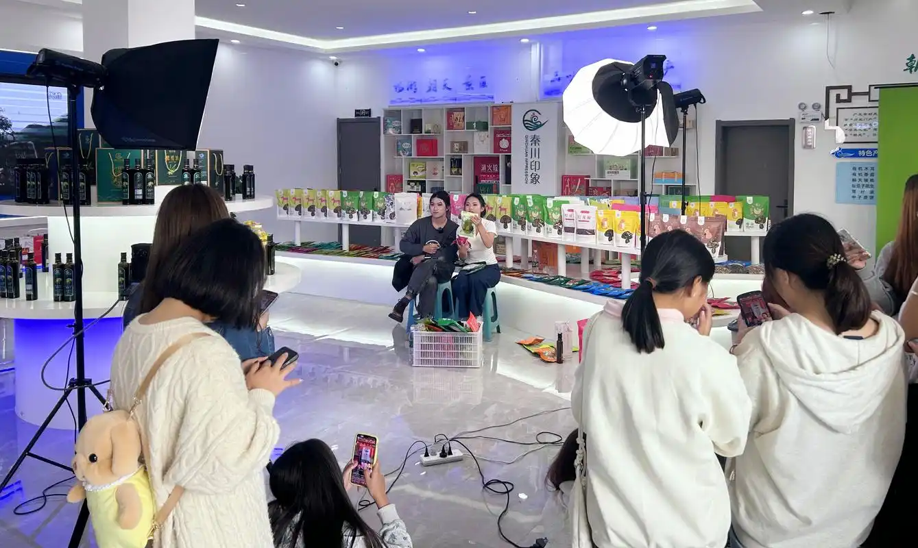《逆水寒》女主播晒8000元打赏收入,却被帮会踢出局